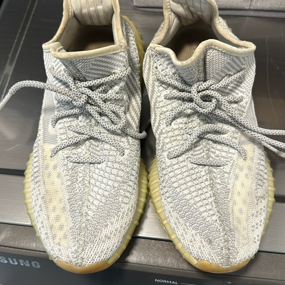 Adidas Yeezy very clean